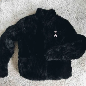  - Superfin pälsjacka, köpt förra vintern så endast använd en säsong. Nypris 999:- ( OBS! Den ena ficka har gått sönder inuti, inget man stör sig på och inget som syns och det ät lätt att fixa till )  