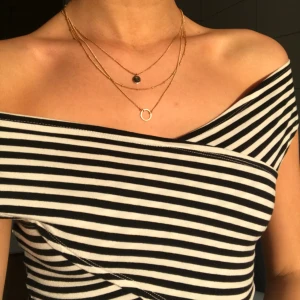  - Randig fin topp från Gina tricot! Använd ett fåtal gånger, köpare betalar frakt.