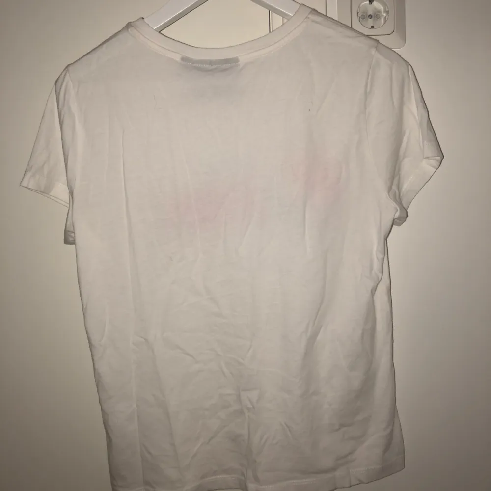 T-shirt från BikBok i storlek XS. Aldrig använd. Köparen står för frakten. T-shirts.