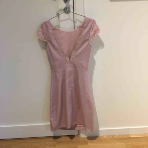  - Klänning med urringning i ryggen. Kan mötas upp i kungsbacka eller posta, köparen står för frakten. 