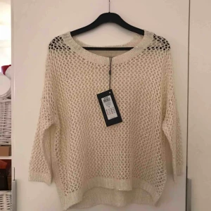  - Helt ny, oanvänd stickad tröja med paljetter. Storlek S.