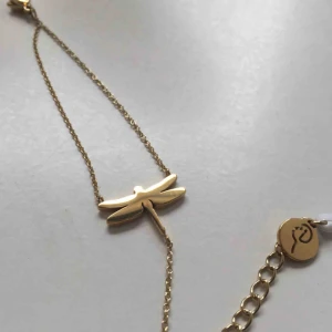  - ”Dragonfly gold braclet” Guldigt armband från Edblad med motiv av en trollslända. Nypris 249kr, aldrig använd pga fel färg för mig. Armbandet är justerbart och hela armbandet är totalt 19cm