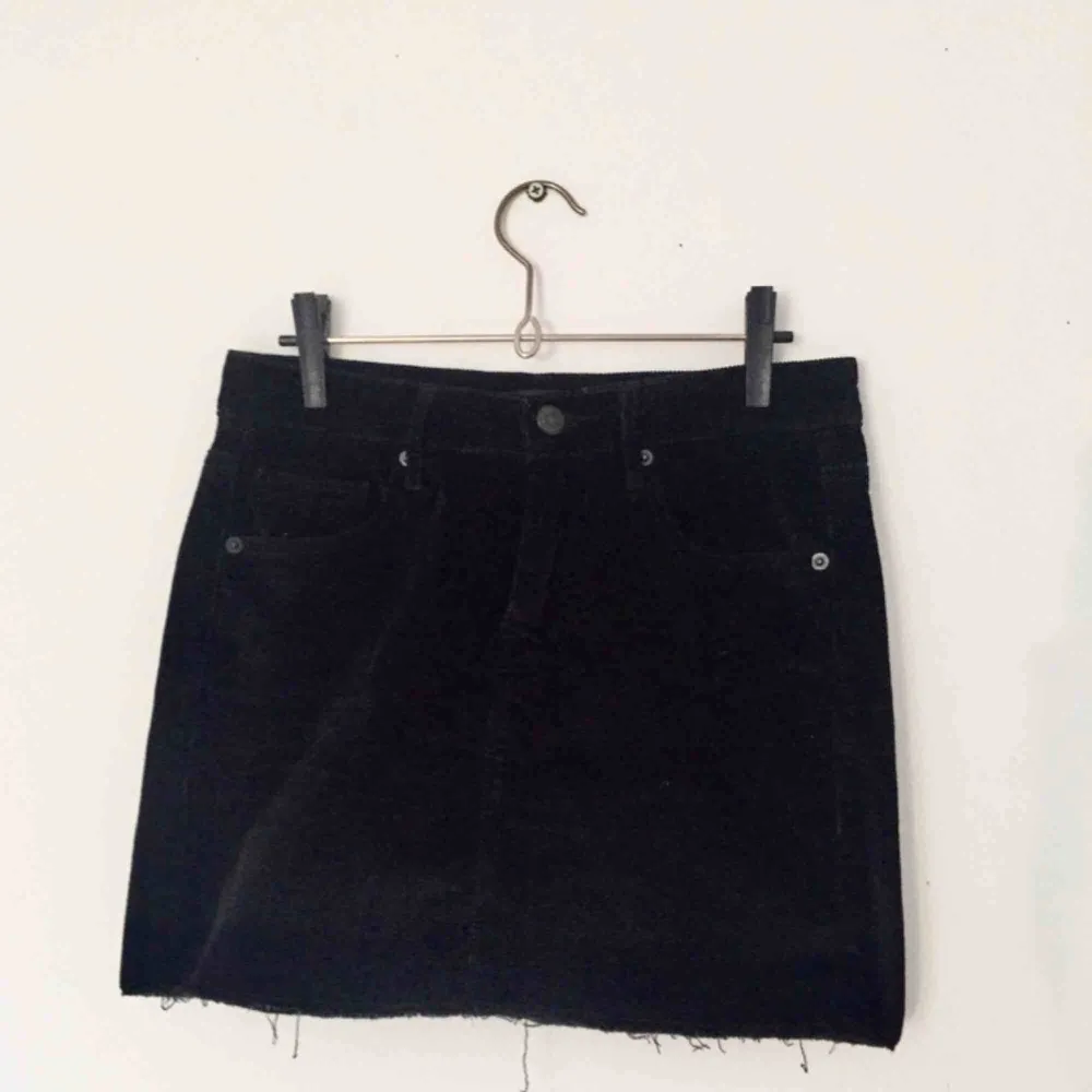 Svart kjol i manchester tyg från Brandy Melville. I storlek ONE SIZE, passar XS-S, hyfsat stretchigt material. Använd endast ett fåtal gånger och är i mycket bra skick! Fler bilder eller mått kan skickas på förfrågan. . Kjolar.