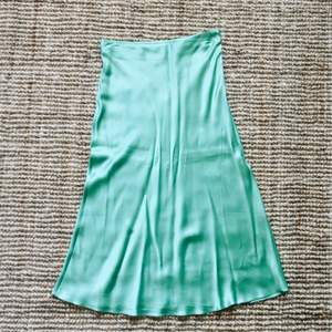 Ombloggad kjol från H&M Trend i strl 40. Säljes i nyskick.