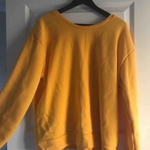  - Oversized collegetröja, nästan helt oanvänd 