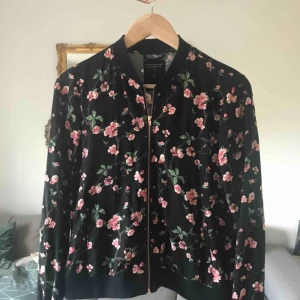  - Blommig zip-tröja från lager 157, storlek S. Använd en gång. 💌 frakt är 20kr
