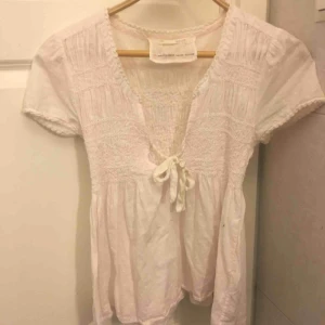  - Söt ljusrosa blus från Odd Molly! I väl skick, superfin till vardags men även för att klä upp sig lite! 300kr men pris kan diskuteras! Storlek 36, S. 79kr för frakt. Finns i Malmö 