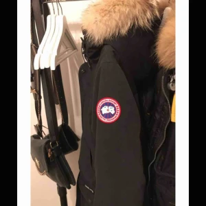  - Canada goose Trillium parka. Använd 2 månader i början av 2018. Inga skador eller fel på jackan. Säljer pga fel storlek. Originalpris 8.300kr. Möts upp vart som helst i Stockholm 
