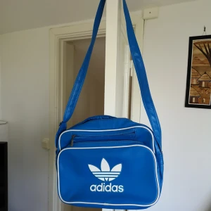  - Oanvänd Adidas airliner bag i läderimitation. Köpt för 499 kr för några år sedan men blev bara stående i garderoben, så den har inte en skråma. 