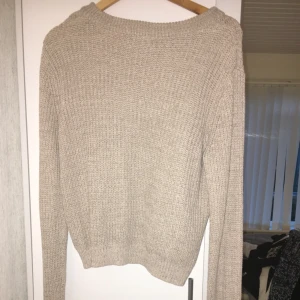  - Stickad tröja. Kort modell