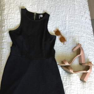 Fin svart klänning från H&M som passar perfekt till fest eller till vardags. Klänningen har coola detaljer i sidorna där ryggen och midjan syns. Skickar gärna bättre bilder vid intresse 😊