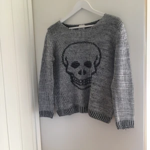  - Stickad tröja, använd ett par gånger, jättemysig på vintern. Den är i storlek S från Cubus 