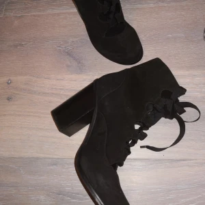  - Topshop nypria 900kr. Strl36. Använda en gång. Inbyggd trampdyna vilket gör dem jätte bekväma. Säljes billigt pga flytt/storrensning 