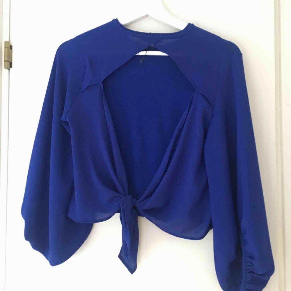 En blå tröja ifrån Zara med fin öppen rygg och typ ”ballong”ärmar. Använd någon gång så den är i bra skick! Fraktar helst! . Toppar.