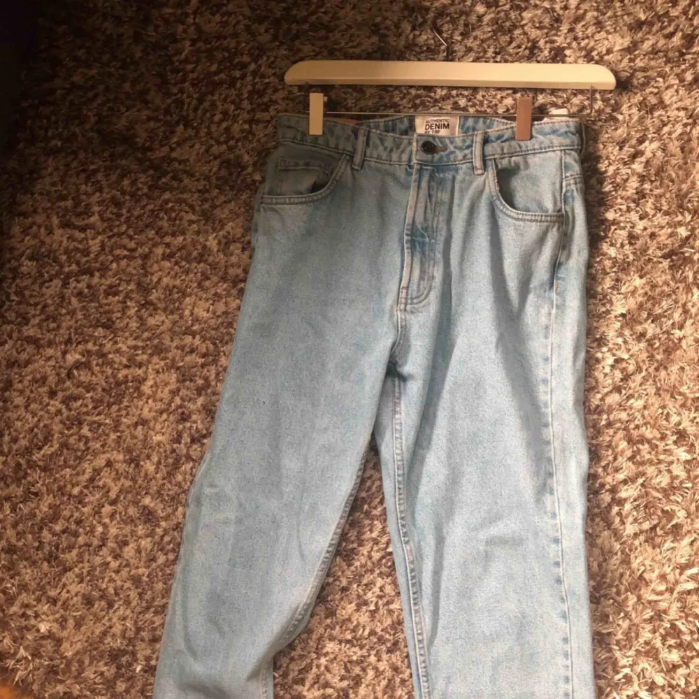 Jättesnygga mom jeans från Zara. Köpt innan sommaren, knappt använda pga förstora i storleken. Passar strl 36-38 , S/M, perfekt i längden om man är runt 165 cm. Köpta för 499 kr. . Jeans & Byxor.