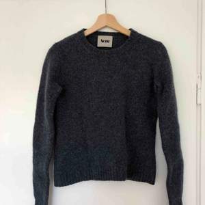 Blågrå tröja i 100% ull från Acne i storlek XS (står S i den men den sitter tajt på mig som har xs). Kan mötas upp i Stockholm eller så står köparen för frakt🌸 