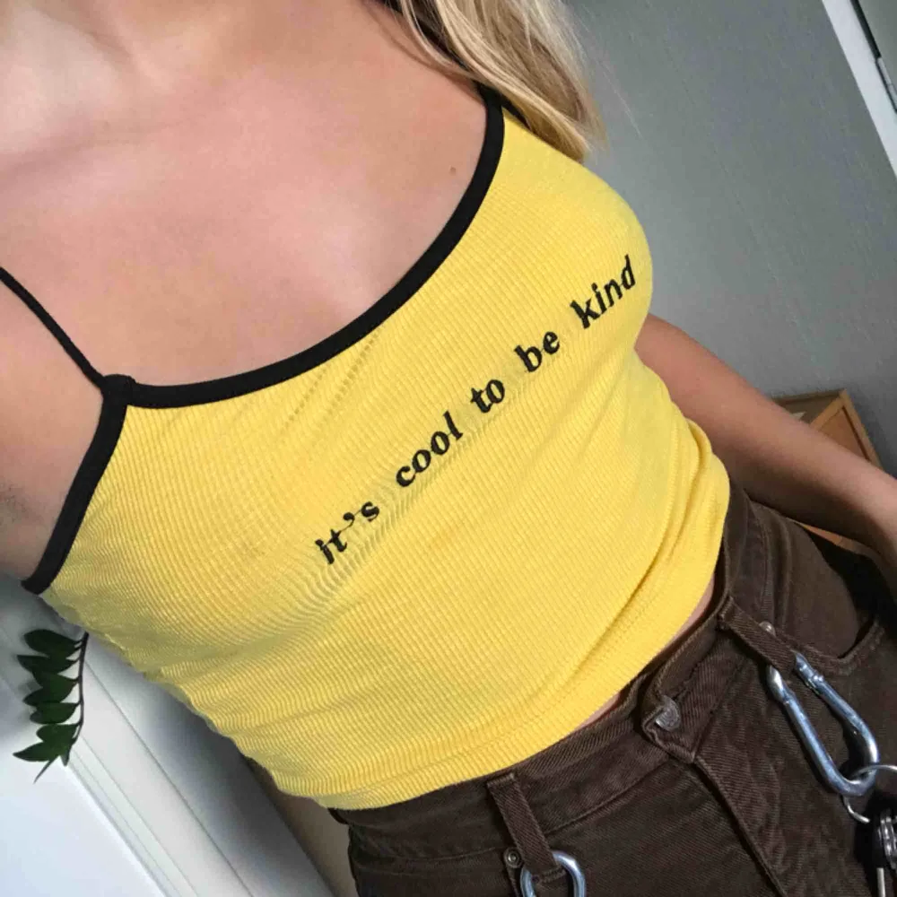 Säljer nu detta suuupersköna gula linne med texten ”its cool to be kind”, aldrig använt! . Toppar.