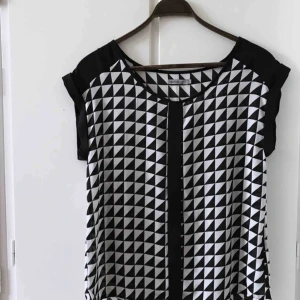  - Mönstrad blus från Soaked in luxury i storlek small. Lös passform.