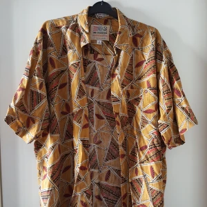  - Vintage senapsgul mönstrad skjorta i storlek M. Finns i Örebro men kan skickas mot en fraktkostnad på 36kr.