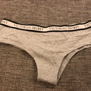  - Super snygga Nya oanvända Victoria secret trosor med prislapp på. Tyvärr fel storlek. Passar även storlek S.