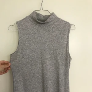  - grått pololinne från gina tricot! 