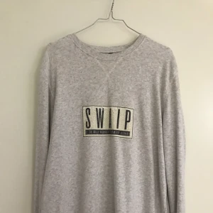  - Sweatshirt i grått med tryck. Den är knappt använd men trycket har suddats ut i tvätten efter en gång! Unisex 