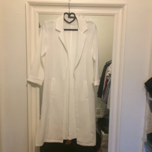  - Vit tunnare kappa i mkt fint skick ! Tillkommer 29kr i frakt 