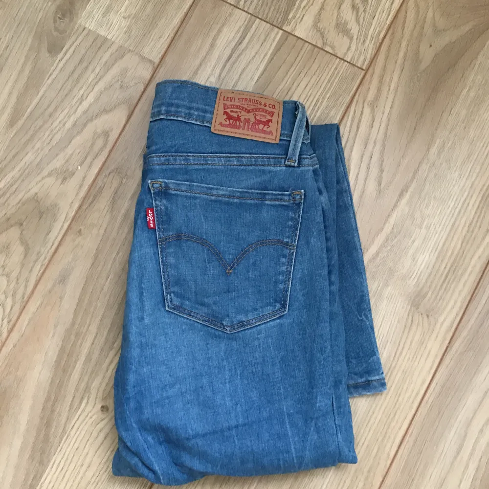 Ett par Levis jeans i jätte fint skick. Väldigt sällan använda tyvärr då det är för små. Men väldigt fina och sköna. Frakt tillkommer.. Jeans & Byxor.