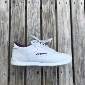  - Supersköna sneakers från okänt märke?? Skulle säga att de funkar om man har 39 också. Knappt använda, bara lite smuts på sulan som är lätt att tvätta bort! Tar endast swish, köparen står för frakt