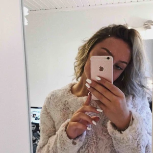  - En trendiga ljusrosa fakefur jackan från veromoda. Väldigt lite använd, köparen betalar frakten! 