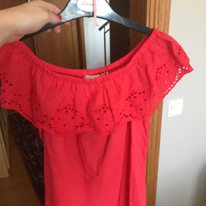  - Aldrig använd off shoulder tröja från hm. Storlek 34. Rosa röd 