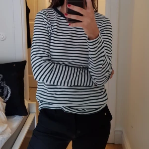  - Randig, superskön tröja från Gina Tricot. Grön vit väldigt fräsch färg! Använd som mest två gånger.