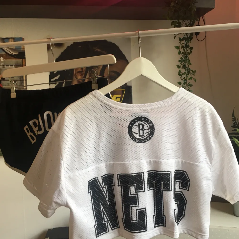 Set med Brooklyn Nets. T-shirt i size M och tillhörande shorts i size L. Köpta på FOREVER 21 i Los Angeles. Mycket bra skick. Kan skickas om köpare betalar frakt eller mötas upp i Stockholm. Betalning swish el kontant.. Övrigt.