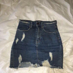  - Snyggaste och bekvämaste kjolen jag provat. Sitter ursnyggt på och är väldigt stretchig i materialet vilket gör att den passar dig mellan xs-s i strl. Väldigt bra kvalité. Inköpt förra sommaren så inte använd särskilt mycket. Nypris låg på ca 400 kr :)