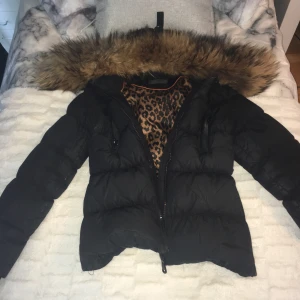  - Hollies jacka  Tjockt material Kort modell Lite smink fläckar längs med halsen  ( antar att det går bort i tvätten )  ÄKTA PÄLS Storlek 38 funkar som en 36 Köpt för 3000 kr Säljer för 2100, pris kan absolut diskuteras.  Hör av dej vid fler frågor! 