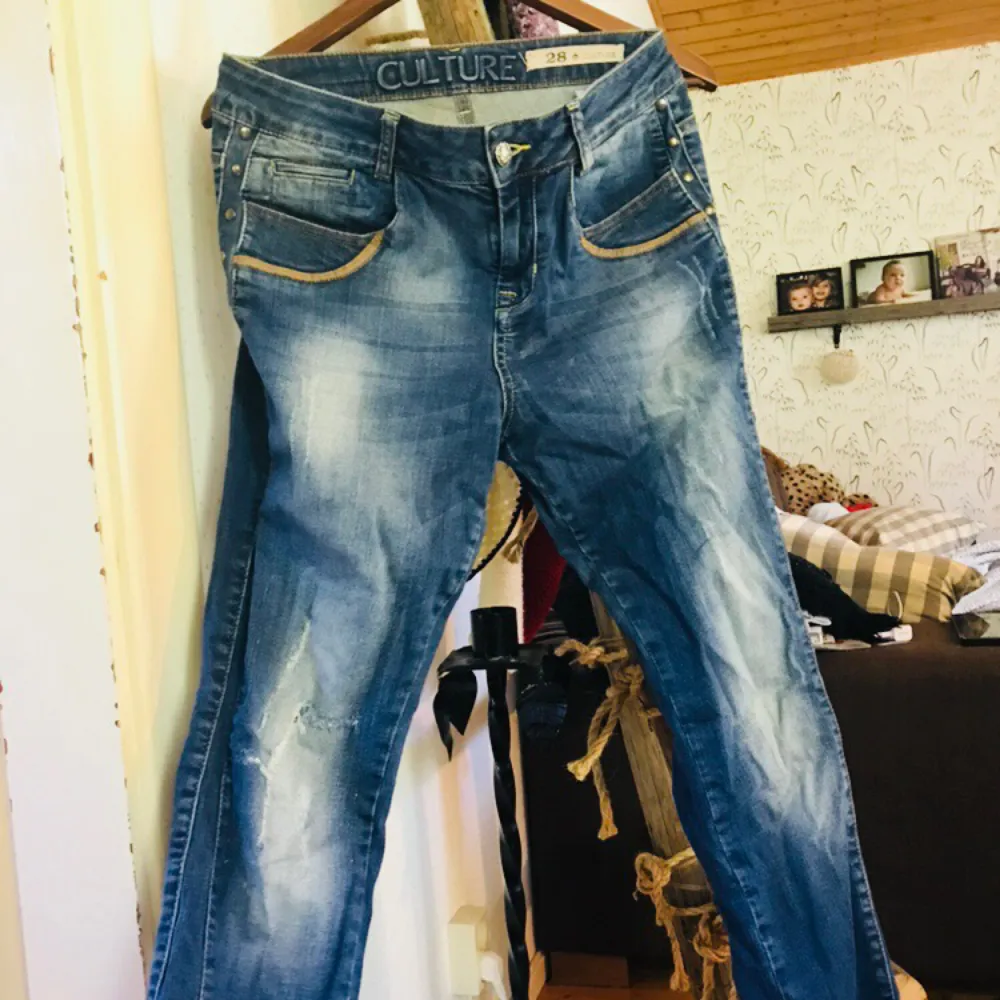 Ett par jeans jag aldrig använt men inte kommer ihåg vart jag köpt, storleken är 28 och jag skulle säga M/L fler bilder och ev mått kan skickas. . Jeans & Byxor.