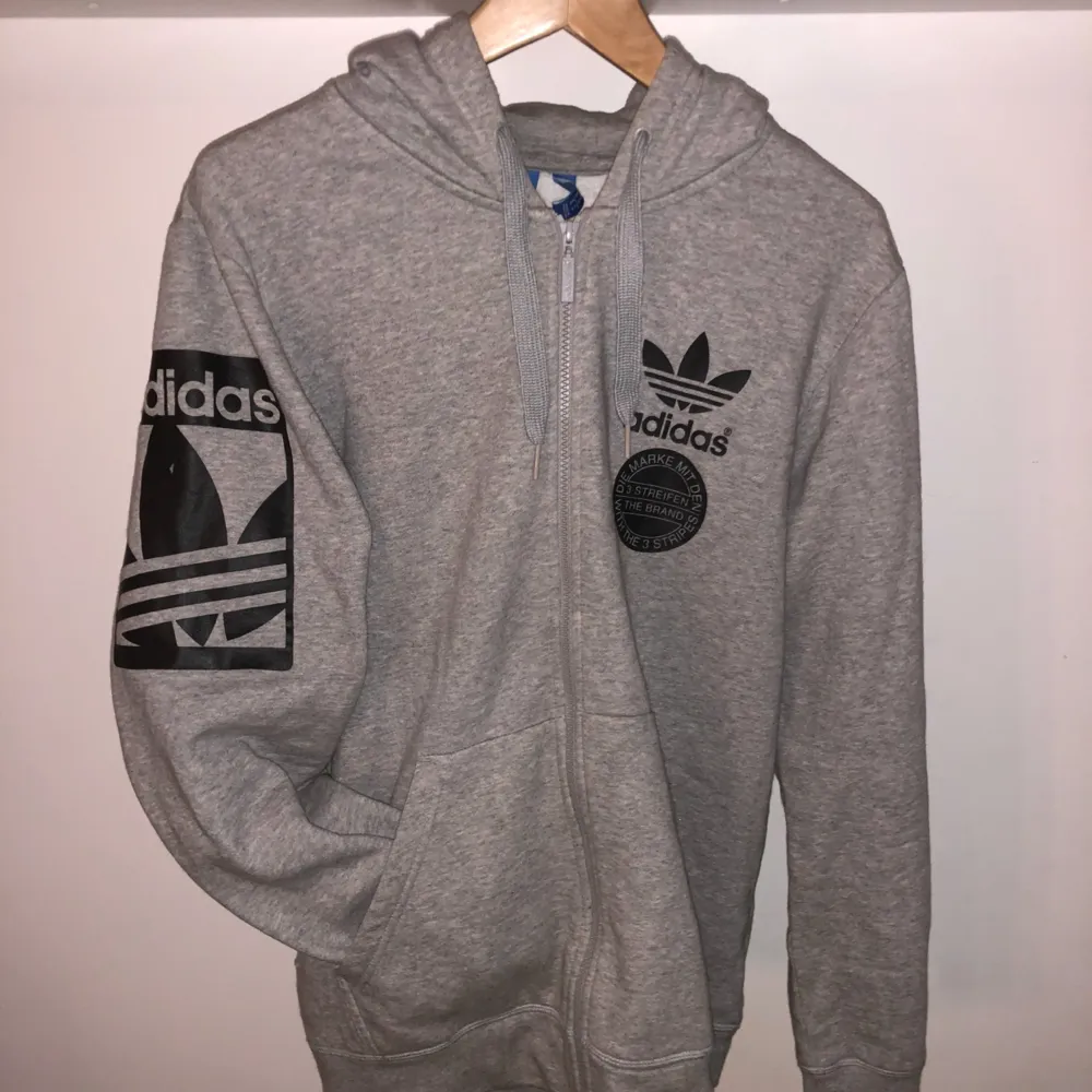 Adidas tjocktröja grå: M :- 120. Hoodies.