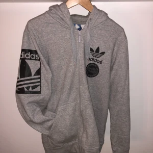  - Adidas tjocktröja grå: M :- 120