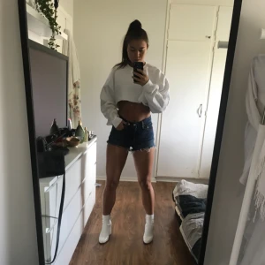  - Äkta jeansshorts ifrån Levi’s, knappt använda och köpta på Zalando för 549kr. Mörkblå denim i stl 26, passar dig som är en XS eller S. :) Köparen står för frakten! 