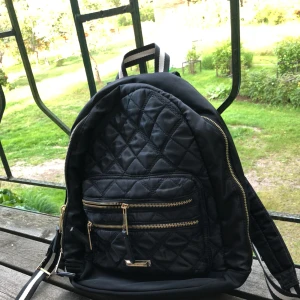  - Skitsnygg ryggsäck från River Island som är använd ca 3 gånger så det syns inte ens att den är använd!! Rymmer dator och skolgrejer hur bra som helst 🤩 köparen står för frakten!