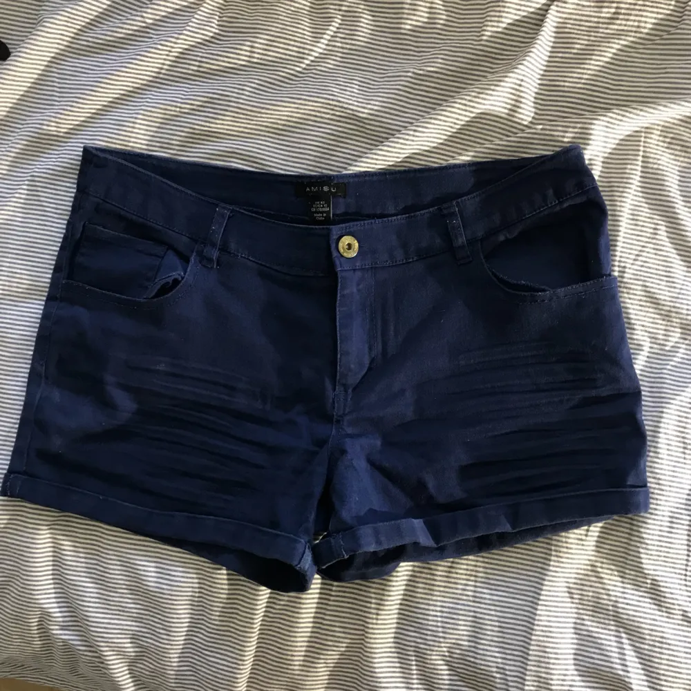 Ett par mörkblå shorts som passar den som har 42/medium, kommer från new yorker. Köparen står för frakten.. Shorts.