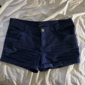 Ett par mörkblå shorts som passar den som har 42/medium, kommer från new yorker. Köparen står för frakten.