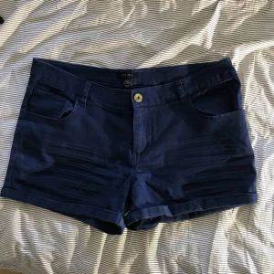  - Ett par mörkblå shorts som passar den som har 42/medium, kommer från new yorker. Köparen står för frakten.