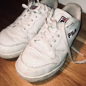 Ett par FILA-FX-100 Low White köpta för drygt ett år sedan och endast använda några gånger. Svåra att få tag på så skynda fynda ;) Nypris 900 kr. 