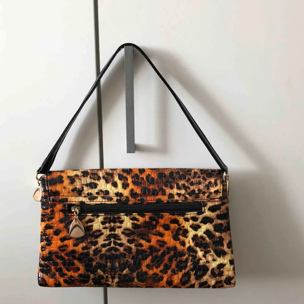 Leopard mönstrad handväska. Märke oklart. Hör av er vid intresse eller fler bilder.. Väskor.