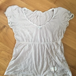  - Ett jätte fint och äkta odd molly plagg, det är ett väldigt stretchigt tyg och det för att det passar till folk med storlek som s och m!