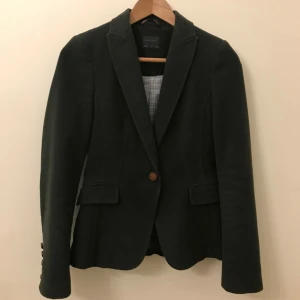  - Zara mörkgrön kavaj storlek S. Jättefint skick. Pris 100kr. Kan mötas upp på Södermalm/T-centralen eller skickas. Köparen betalar för frakt. 