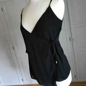  - • Svart omlottlinne från WERA •  - Superfint festlinne  80 kr + frakt