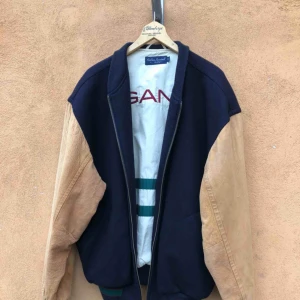  - Vintage jacka från GANT Baseball Leather. Sannolikt från 80-talet / början på 90. Trevligt väl använt skick. Det står S på lappen men sitter som en large / stor medium. Kan hämtas i Uppsala eller skickas mot frakt 