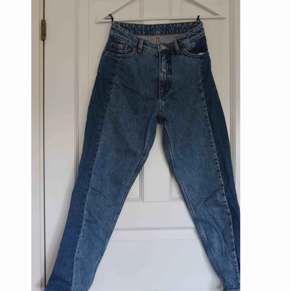 Köpta på MONKI, aldrig använda i mycket fint skick. Storlek 25 = XS. Jeans & Byxor.